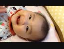 ほっぺを押されるのが楽しくて笑う赤ちゃん