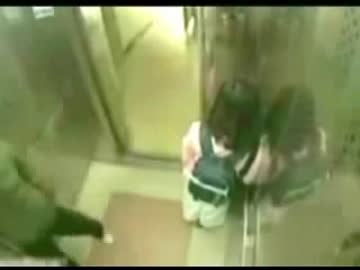 エレベーターの中で幼女を襲おうとした男が逆にボコボコにされる