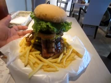 【メガ盛り】高さ２０ｃｍ重さ７００ｇのメガモンスターバーガー