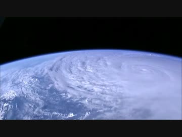 【大型】国際宇宙ステーションからみた2014年台風第19号とお月様【920hPa】