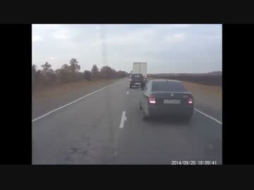 無茶な追い越しをして自爆するドライバー