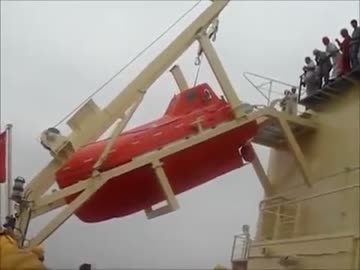 間違いなく危険な落ち方をした中国の救命艇