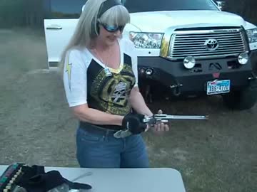 M500を女性が片手で撃ってみた