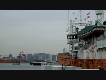 南極観測船「しらせ」を汽笛で見送る初代南極観測船「宗谷」