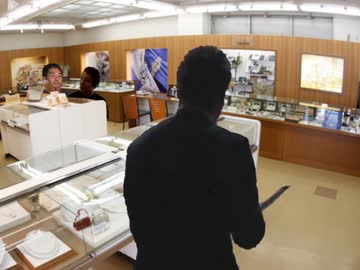 宝石店へ訪問するクレーマー