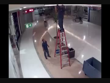 嫌な予感しかしないハシゴ作業