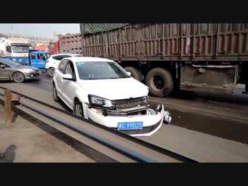 中国の交通事故 大型トレーラーと乗用車2014/11/20