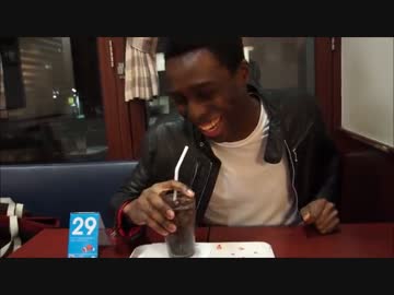 激怒するアメリカ人にモスバーガーのライスバーガーを食べてもらった