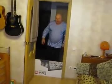 猛犬の群れに飛び込むロシアのおっちゃん