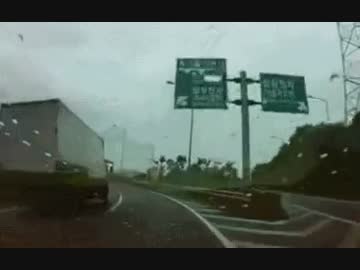 【神業】後続車に事故を知らせるトラックが凄い【高速道路】