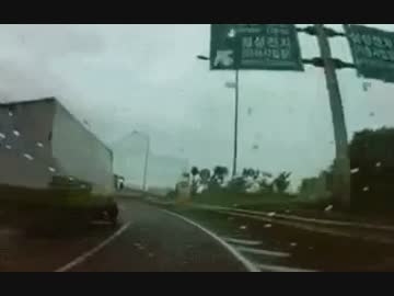 【神業】後続車に事故を知らせるトラックが凄い【高速道路】