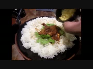 【激辛】春菊とキュウリをかけて食べるプアハウスの激辛カレー