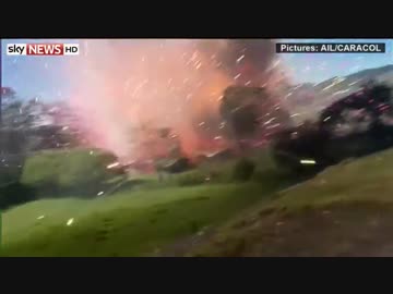 至近距離で撮影された花火工場爆発火災