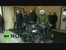 プーチン戦闘用アンドロイドを視察