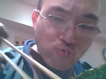 ラーメンを豪快に食べるカツヒコ　２０１５年１月１２日