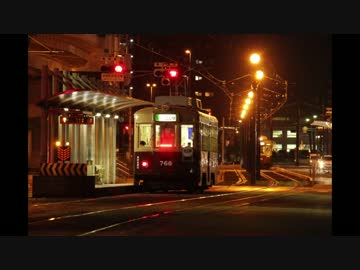 夜の街ゆくチンチン電車