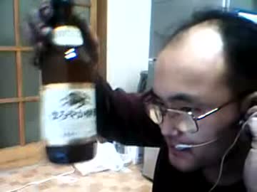 【昔のカツヒコ】　仕事疲れでビールをあおるカツヒコ