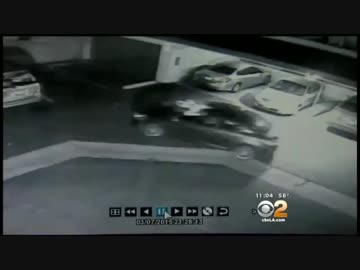 謎の全裸男が車に猛突進