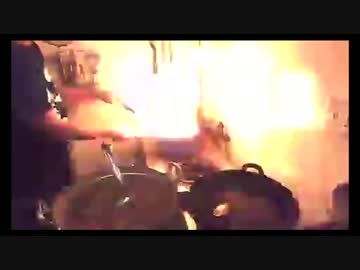 突っ込みどころ満載の変なチャーハンを披露する居酒屋店主