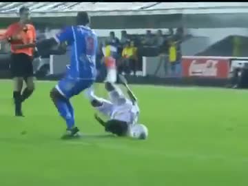 ネイマールにおちょくられてファウルして止めるがレッドカードww