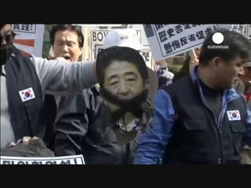 【閲覧注意】韓国の抗議団体が安倍首相の姿をした人形の首をはねる