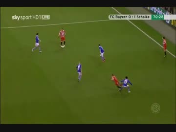 内田、リベリーに足を引っ掛けてキレられるwww