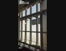 作業用ゴンドラが風に煽られる