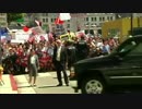 ロス・アンジェルスで安倍首相が「謝罪しろ！」と抗議を受ける