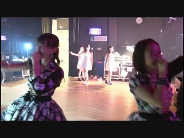 舞台裏で踊る娘。