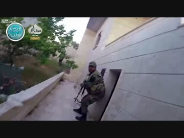 政府側と反政府側、出合い頭で遭遇し撃ち合う