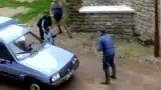 喧嘩するオジサン達