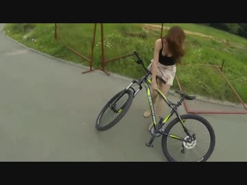 巻きスカートで自転車に乗るとこうなる→パン○丸見え