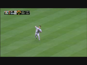 青木、好送球で敵のホーム生還を防ぐ