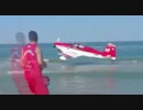 浜辺に墜落する飛行機