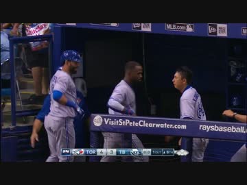 ホームランを打ったチームメイトをダンスで迎え入れるムネリン