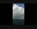 山を覆う薄暗い雲の様な….