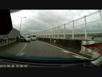 【自爆事故車】発煙筒等の処置がないためあやうく二次事故……。