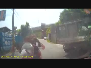 【車載動画】 ボンネットに頭突きをかましてくる女性ライダー