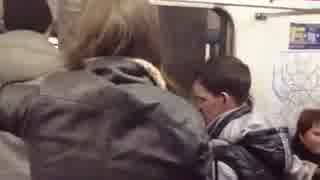 【ロシア】電車でお行儀の悪い酔っ払い３人組にオッサンが喝！【喧嘩】