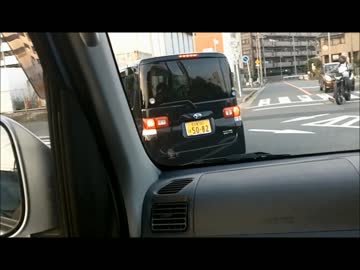 黄色のセンターラインを超えてバイクが追い越し