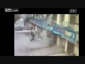 【中国】突然建物が爆発し男性が吹き飛ばされる【安定】