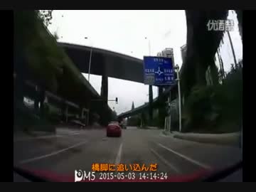 【中華】　女の運転にブチギレ男が女を引きずり出して顔面キック　
