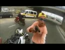 バイク泥棒に向けて銃撃するブラジル警察