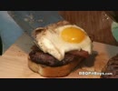 サーロインステーキとベーコンと目玉焼きのサンドイッチ
