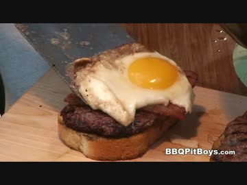 サーロインステーキとベーコンと目玉焼きのサンドイッチ