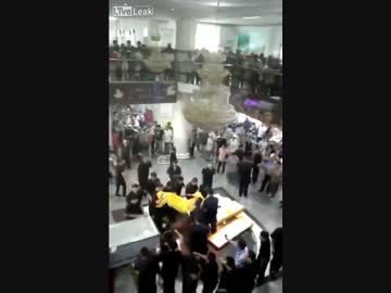 【中国】エスカレーターの死亡女性の遺族が遺体を携え店に抗議【！】