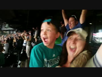 岩隈のノーヒットノーラン達成に大喜びするアメリカ人