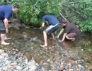 道具なしの川釣り