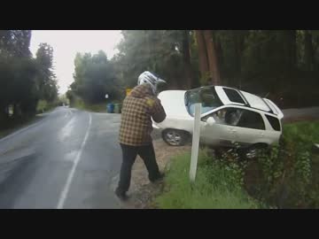 女の子を助けるライダー