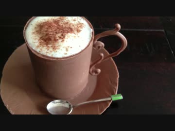 チョコレートで作ったカップにチョコレートムース